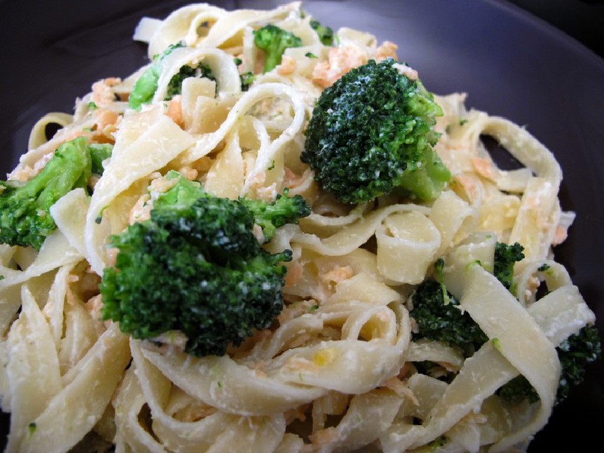 Cuisiner des tagliatelles saumon et brocolis ricotta